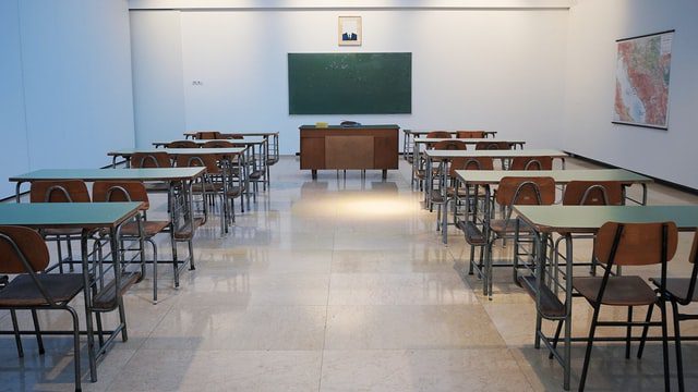 Pusta sala w szkole - system edukacji wymagający reform. 