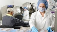 Kobieta pracująca w laboratorium.