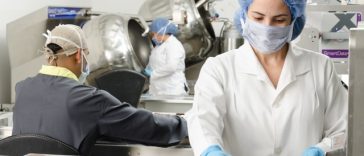 Kobieta pracująca w laboratorium.