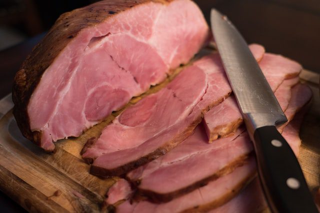 TOP10: najdroższe produkty spożywcze Pokrojona szynka na drewnianej desce.