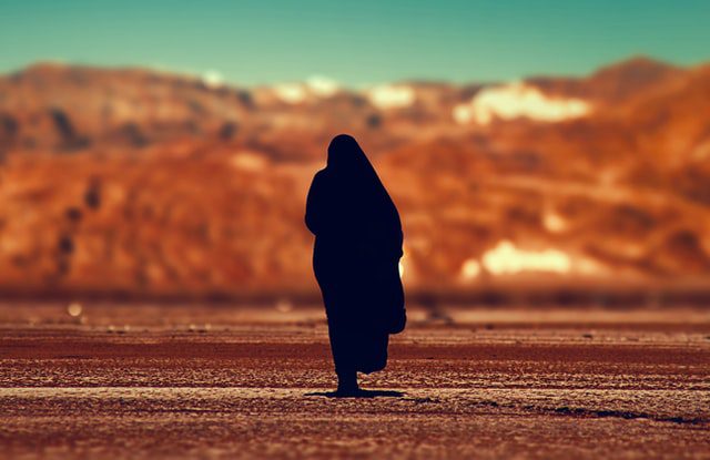 Muzułmanin uciekający przez pustynię. 