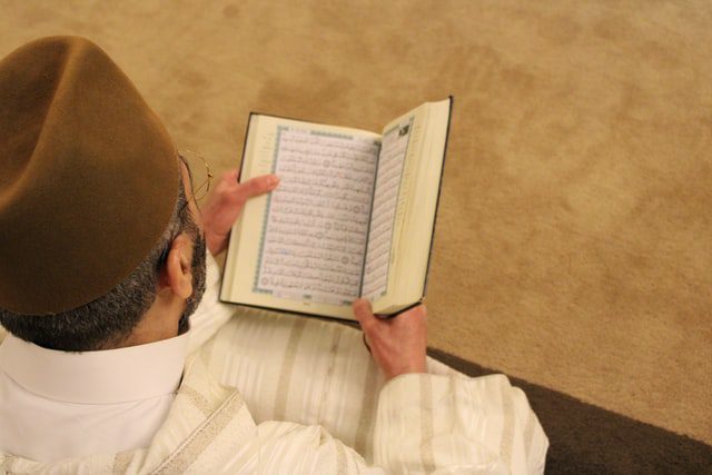 Muzułmanin czytający pisma. 