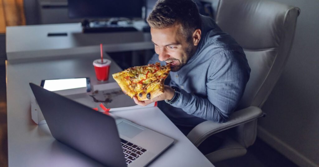 Czego nie jeść przed snem? 8 produktów, które psują sen