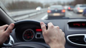 Lepiej tego nie rób! 6 zabronionych czynności, których nie wolno robić w samochodzie