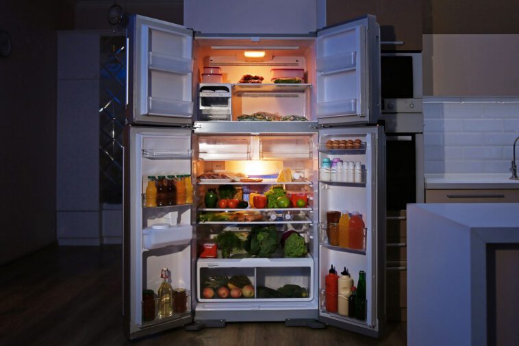 Nigdy nie trzymaj tych rzeczy w lodówce! Sprawdź, jak przedłużysz świeżość żywności