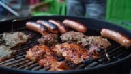 Unikaj tego jedzenia podczas grilla! Te rady uratują Ci zdrowie
