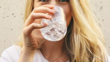 Korzyści z picia filtrowanej wody dla skóry