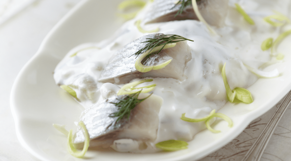Śledzie w śmietanie – przepis babci. Najlepszy przepis