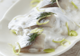 Śledzie w śmietanie: przepis babci. Najlepszy przepis