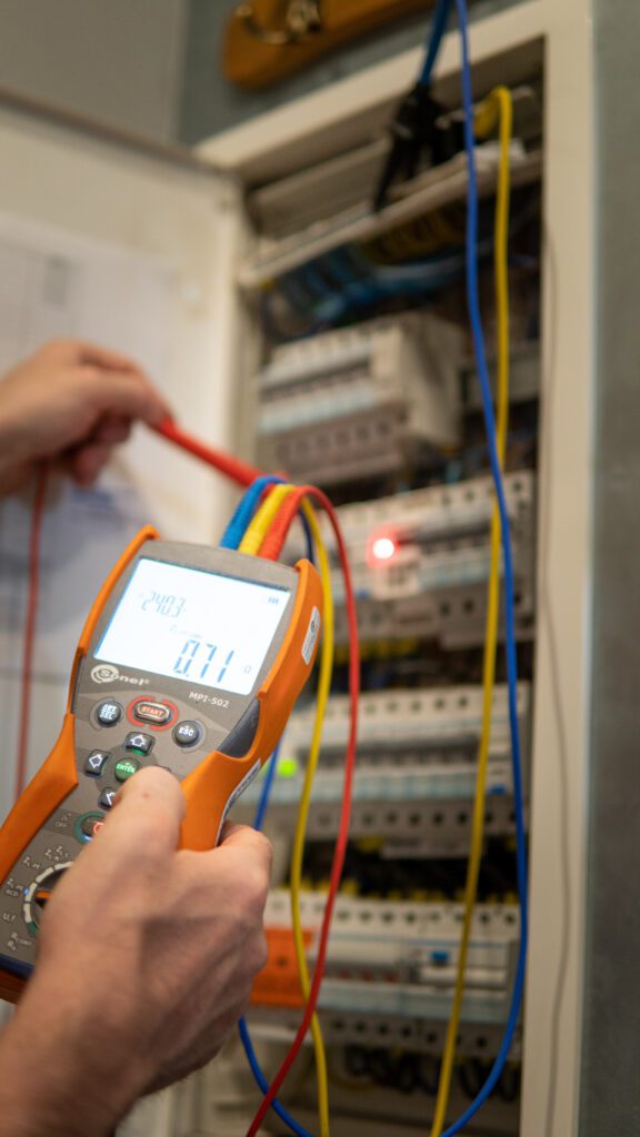 Pomiary elektryczne – klucz do bezpiecznej i efektywnej pracy instalacji elektrycznych