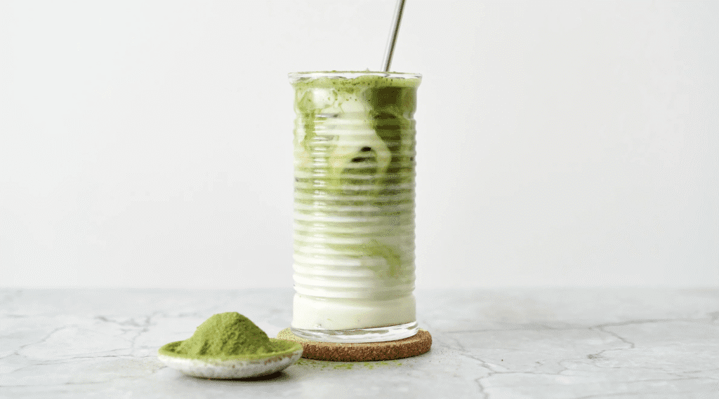 Matcha właściwości – zielona energia i zdrowie w proszku Matcha latte