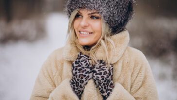 Styl i ciepło w jednym – dlaczego czapka z lisa to hit każdej zimy