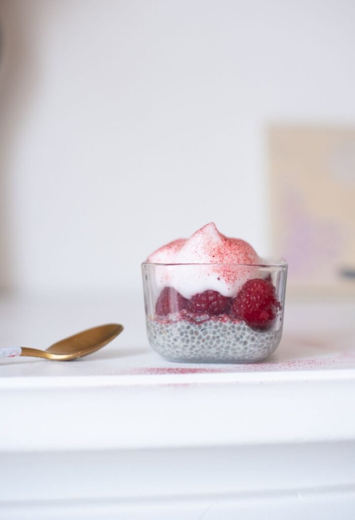 Pudding chia z malinami na keto śniadanie Pudding chia z malinami w szklance, słodkie keto śniadanie