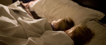 Wakacyjny rytm snu nie zniknie sam. Tak w tydzień przestawisz dziecko na szkolne poranki