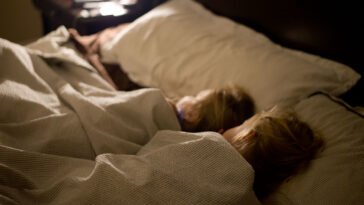 Wakacyjny rytm snu nie zniknie sam. Tak w tydzień przestawisz dziecko na szkolne poranki