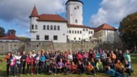 Osoby uprawiające nordic walking na świeżym powietrzu, ruch to podstawa leczenia choroby zwyrodnieniowej stawów