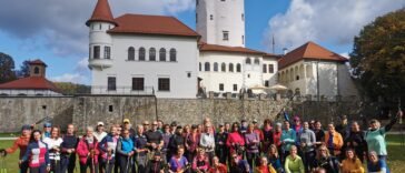Osoby uprawiające nordic walking na świeżym powietrzu, ruch to podstawa leczenia choroby zwyrodnieniowej stawów