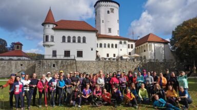 Osoby uprawiające nordic walking na świeżym powietrzu, ruch to podstawa leczenia choroby zwyrodnieniowej stawów