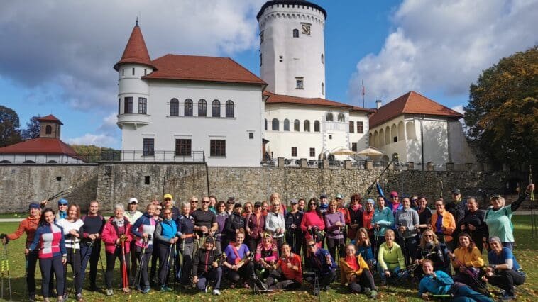 Osoby uprawiające nordic walking na świeżym powietrzu, ruch to podstawa leczenia choroby zwyrodnieniowej stawów