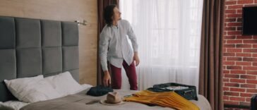 Otwarta walizka postawiona na łóżku podczas pakowania, sytuacja sprzyjająca przeniesieniu pluskiew