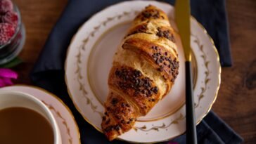 Czekoladowe croissanty z airfryera – pomysł na słodkie śniadanie