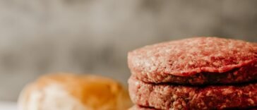 E. coli w jedzeniu. Jeden niedopieczony burger może skończyć się szpitalem