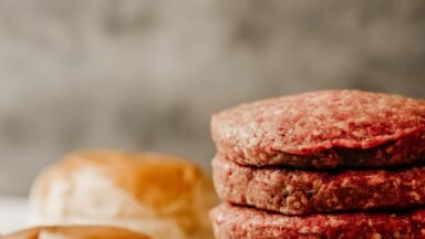 E. coli w jedzeniu. Jeden niedopieczony burger może skończyć się szpitalem