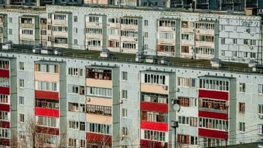 Osiedle bloków z wielkiej płyty z lotu ptaka