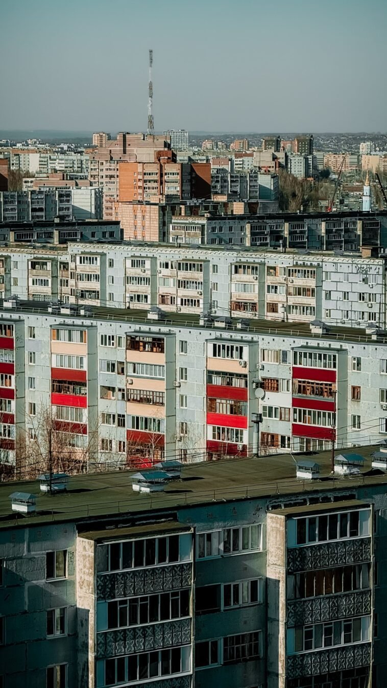 Renesans wielkiej płyty. Dlaczego Polacy znów chętnie kupują mieszkania z czasów PRL Osiedle bloków z wielkiej płyty z lotu ptaka