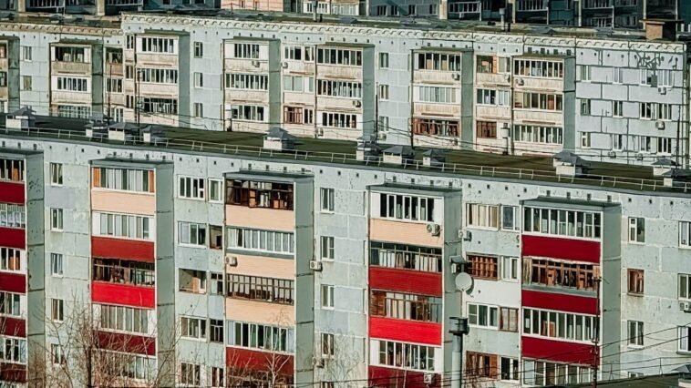 Osiedle bloków z wielkiej płyty z lotu ptaka