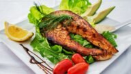 Grillowany filet z łososia na talerzu, jedno z najbogatszych źródeł witaminy D w diecie