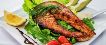 Grillowany filet z łososia na talerzu, jedno z najbogatszych źródeł witaminy D w diecie