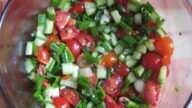 Talerz zdrowej sałatki z oliwą z oliwek i warzywami, dieta obniżająca cholesterol