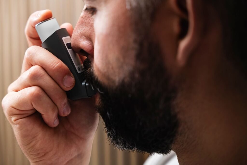 Świszczy w piersiach i brakuje tchu, zwłaszcza nad ranem. Najczęstszy błąd to sięganie wyłącznie po doraźny inhalator
