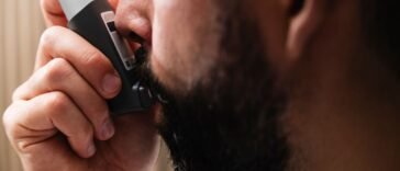 Mężczyzna korzystający z inhalatora, podstawowa forma leczenia astmy oskrzelowej