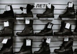 Reklamacja butów: podeszwa odkleiła się po dwóch miesiącach, a sklep mówi o zużyciu? Przez dwa lata to on musi to udowodnić