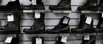 Skórzane buty ustawione na półce w sklepie obuwniczym