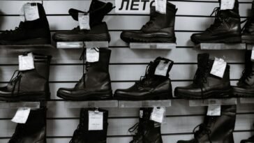 Skórzane buty ustawione na półce w sklepie obuwniczym