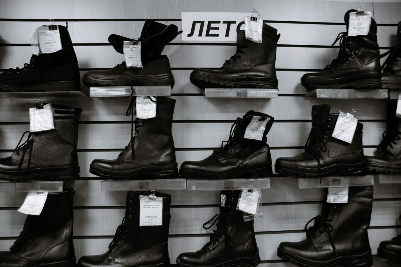 Skórzane buty ustawione na półce w sklepie obuwniczym