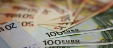 Plik banknotów euro leżących na stole