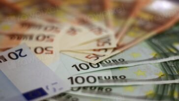 Plik banknotów euro leżących na stole
