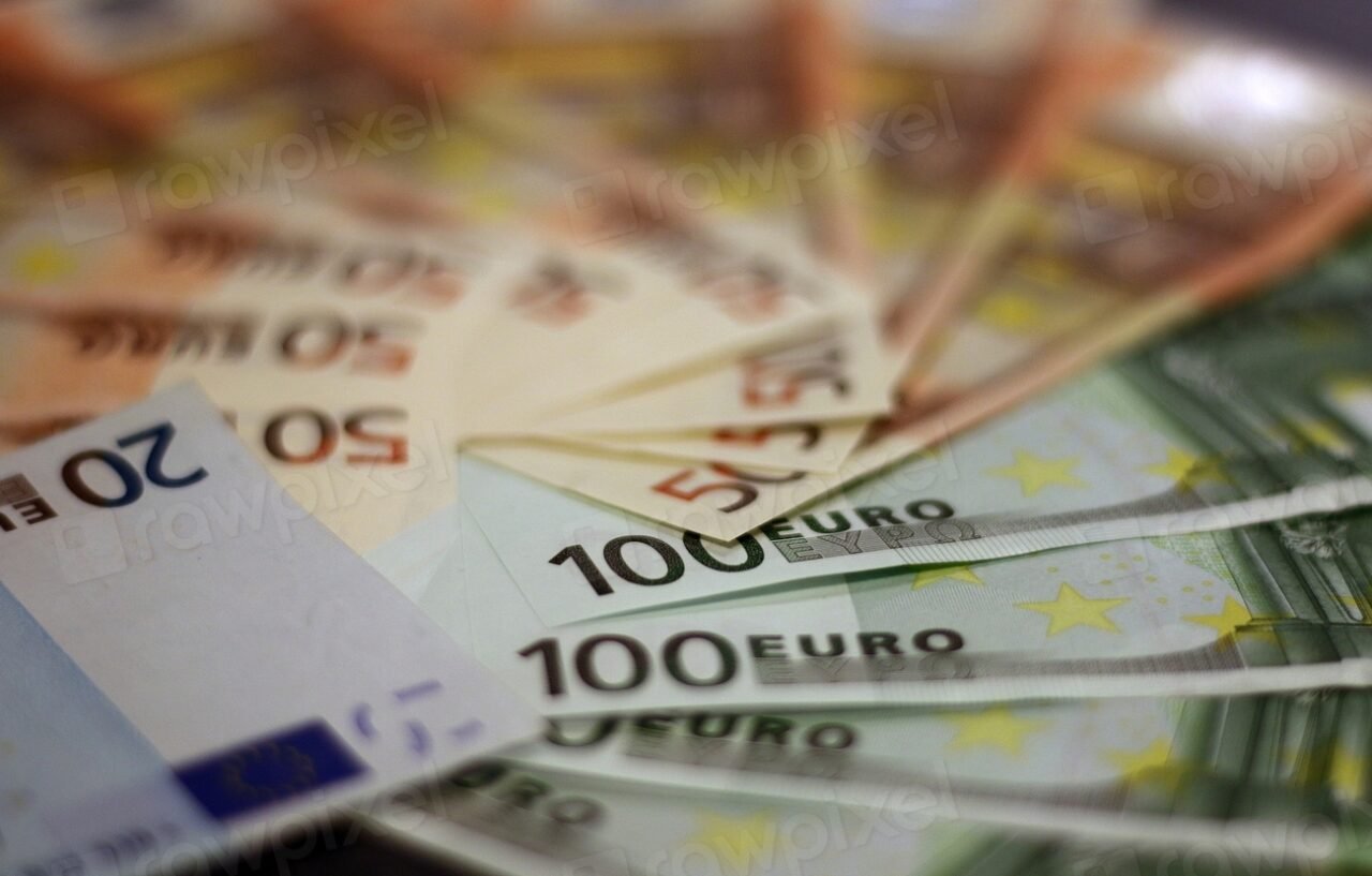 Plik banknotów euro leżących na stole