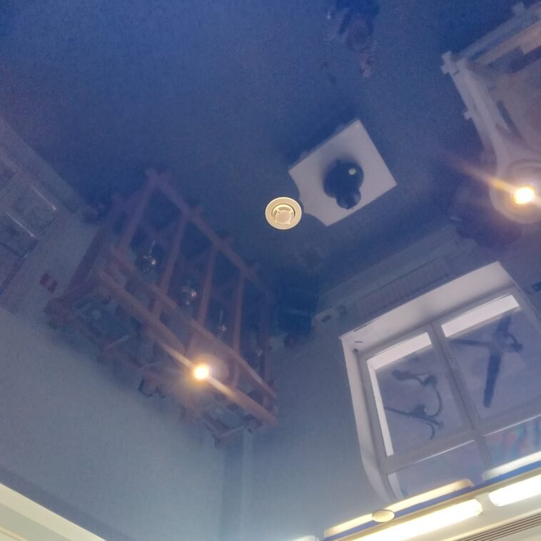 Straż liczyła 13 zgonów w siedem tygodni. Urządzenie, które temu zapobiega, kosztuje mniej niż worek węgla Biała czujka dymu przykręcona do sufitu w mieszkaniu