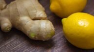 Świeży korzeń imbiru i cytryny na drewnianym blacie, naturalne wsparcie odporności jesienią
