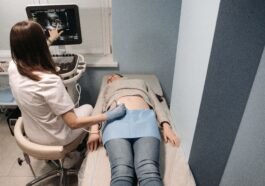 Ciągłe zmęczenie, marznięcie i tycie mimo diety. Jedno badanie z krwi rozstrzyga, czy winna jest tarczyca