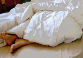 Budzi w środku nocy i zamienia łydkę w twardy kamień. Zwykle to nie choroba, ale jeden objaw każe iść do lekarza