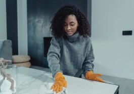 Przecierasz meble co drugi dzień, a szara warstwa wraca jeszcze tego samego wieczoru. Rozstrzyga ładunek, którego nie widać