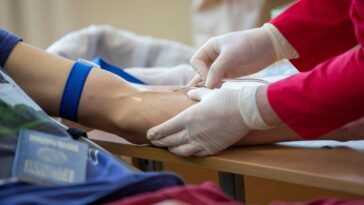 Zastrzyk podawany w ramię pacjenta, szczepienie przeciw grypie