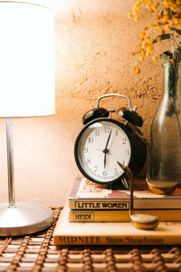 Ta październikowa noc potrwa 25 godzin. Organizm i tak potraktuje ją jak mały jet lag Stary budzik i lampka na szafce nocnej przy łóżku