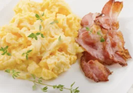 Keto śniadanie: przepis i 11 pomysłów z kaloriami i makro